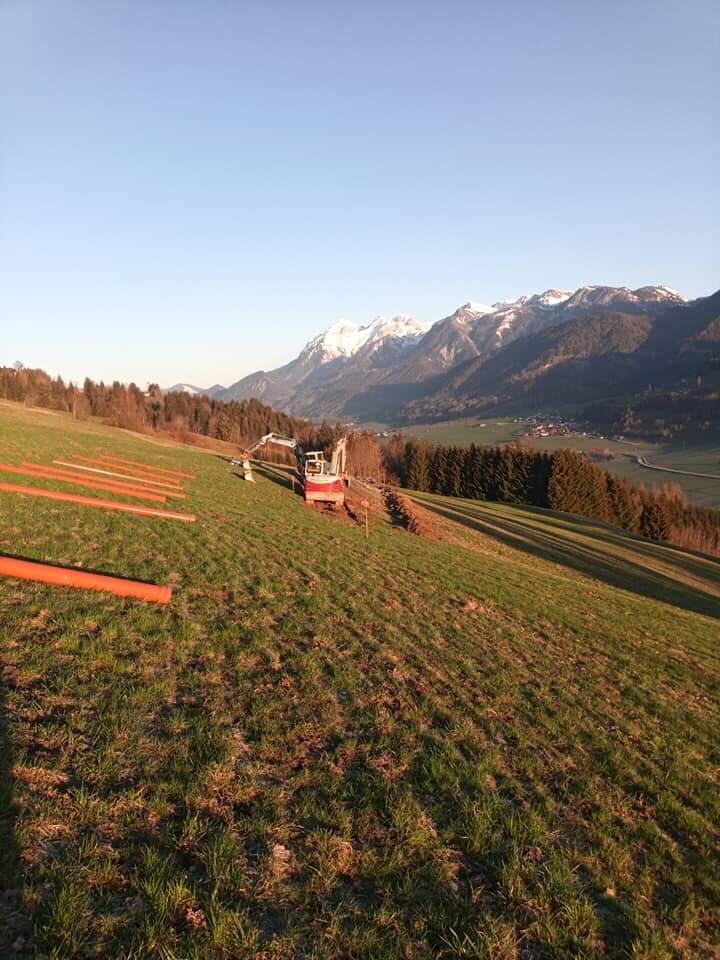 Baggerarbeiten vor Bergpanorama